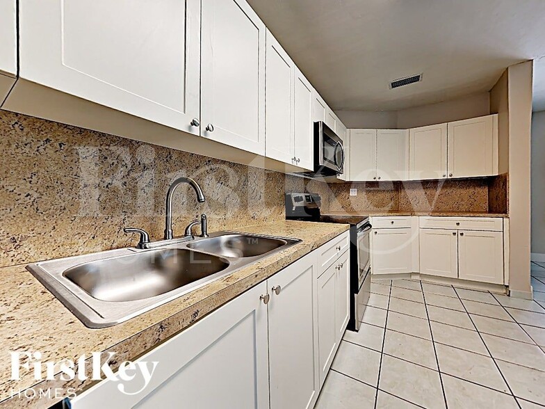 Building Photo - 1315 NE 203rd St