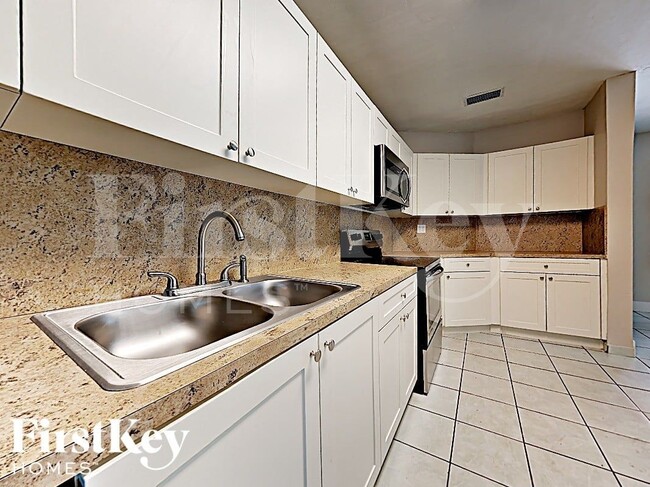 Building Photo - 1315 NE 203rd St