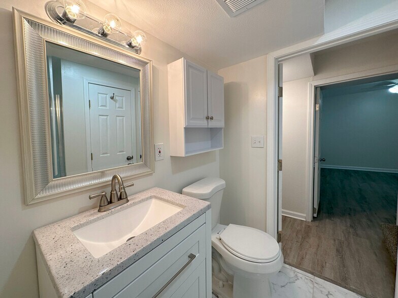 Building Photo - 1417 La Chateau Dr