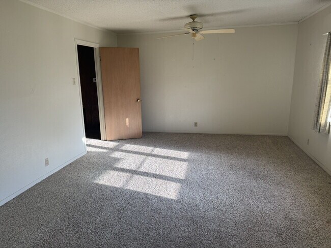 Building Photo - 3 bedroom 2 bath over 2000 sq ft, one bloc...