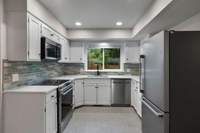 Building Photo - 4 Bedroom completely remodeled home in Fort Collins