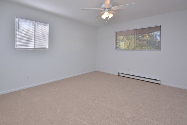 Building Photo - Cozy Chapel Hill Condo - Freshly Updated!