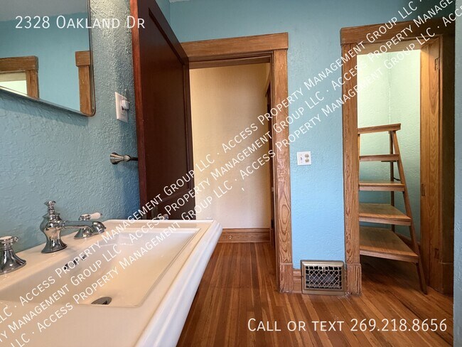 Building Photo - 2328 Oakland Dr