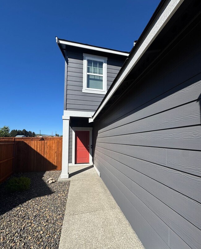 Building Photo - Pet-Friendly 3 Bed Home on Cul-de-Sac