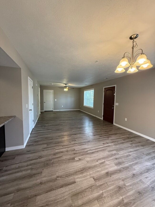 Building Photo - 3BR Townhouse near Holiday Hills