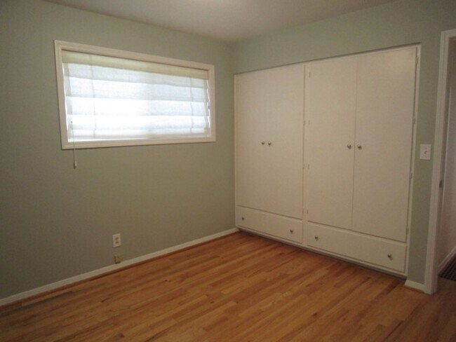 Building Photo - 2 Bed 1 Bath Home in Cedar Hills Neighborh...