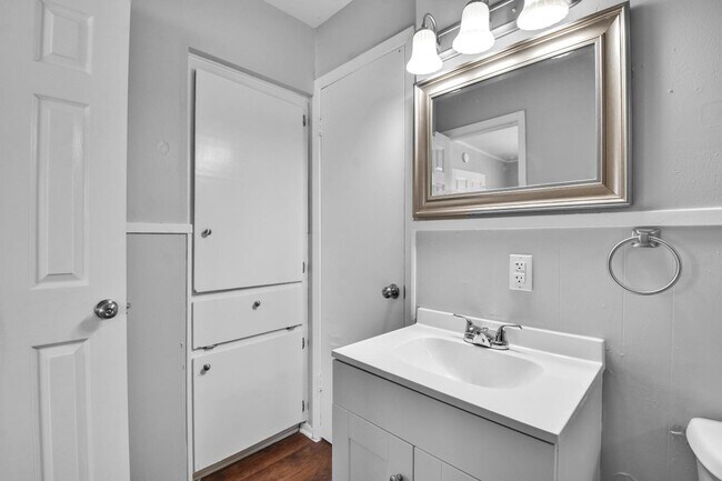 Building Photo - 1510 Broadmoor Dr
