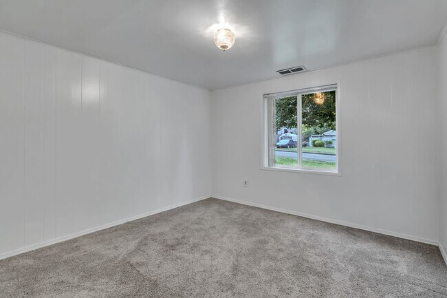Building Photo - Cozy 4-Bedroom Home with Wood Stove & Large Backyard in Mountlake Terrace