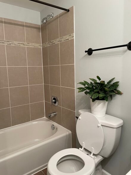 2nd Bath with Tub (2nd floor) - 16414 Brementowne Rd