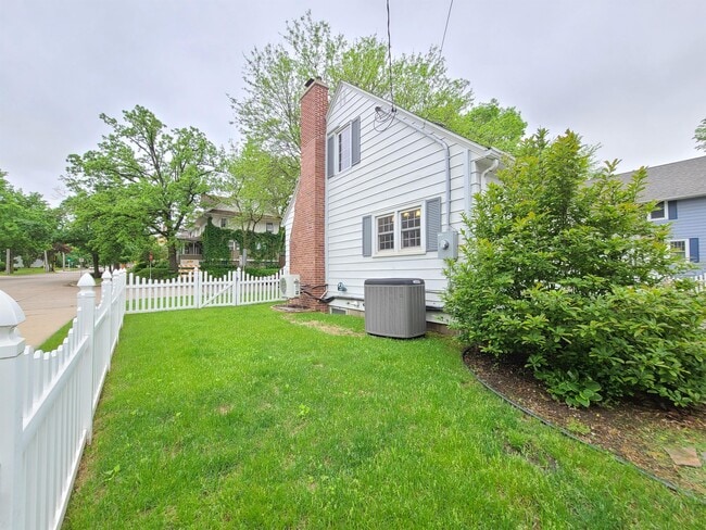 Building Photo - 1103 1st St NW