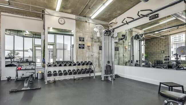 Building Photo - 425 N Andrews Ave