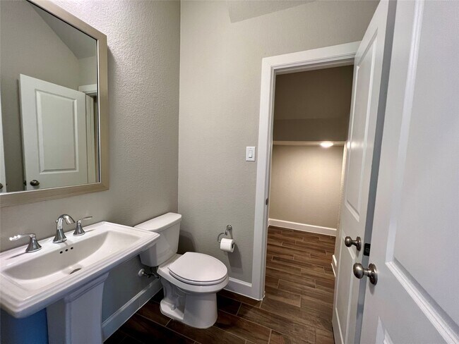 Building Photo - 547 Kingston Ln