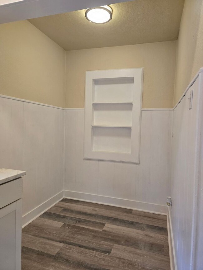 Building Photo - 2 Bedroom Duplex with Basement & 2-Car Garage