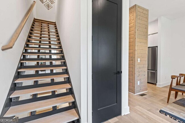 Building Photo - 2424 Memorial Dr SE