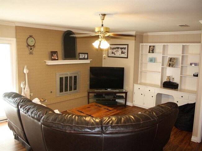 Building Photo - 2403 Balsam St