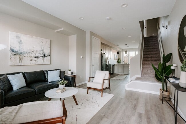 Building Photo - Stunning 2023 - Built Townhome near Edgewater