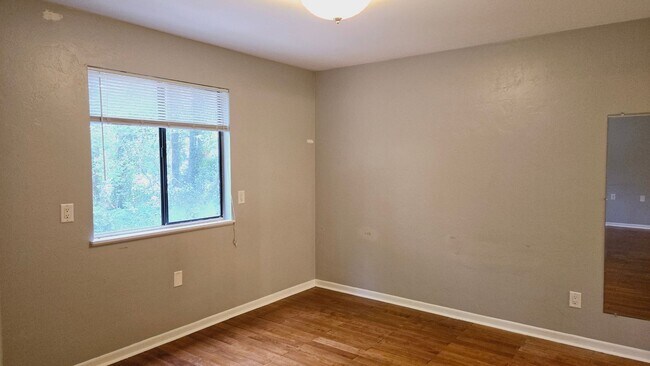 Building Photo - 2BR/2BA just minutes from Shands Hospital ...