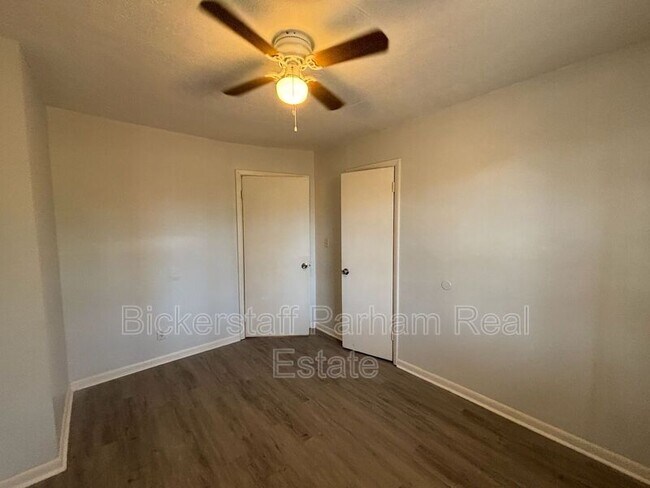 Building Photo - 231 17th Ave S