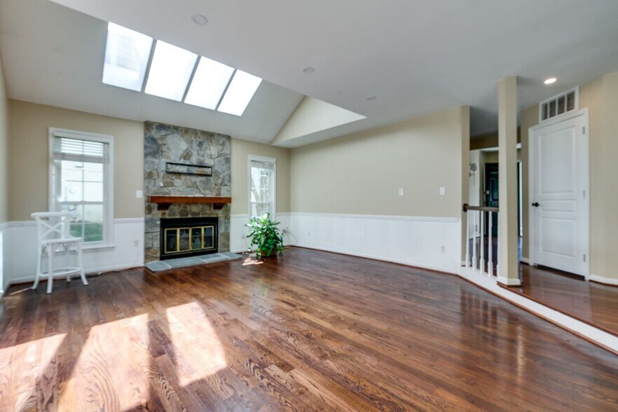 Building Photo - 12010 Sugarland Valley Dr