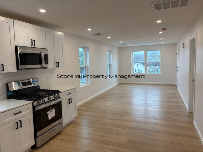 Building Photo - 1014 Douglas Ave