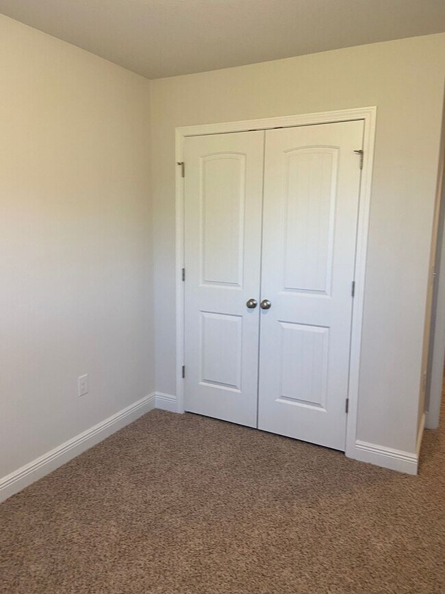 Building Photo - COMMUNITY POOL! Close to Navy base, beach,...