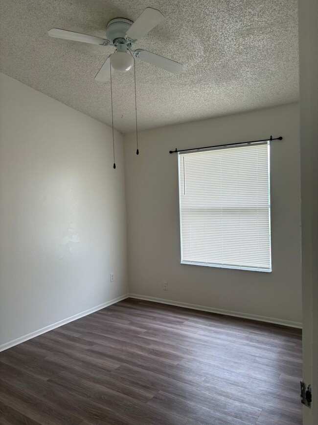 Building Photo - Townhome in Chelsea Square