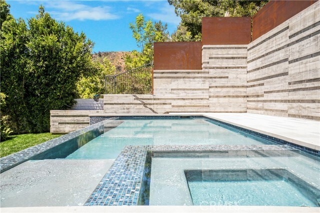 Building Photo - 2520 La Condesa Dr