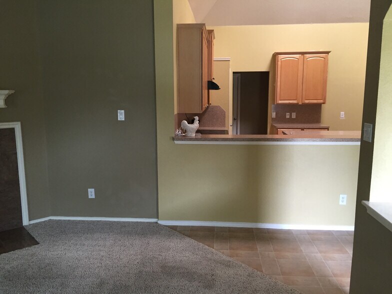 Building Photo - 1000 Warbler Ln