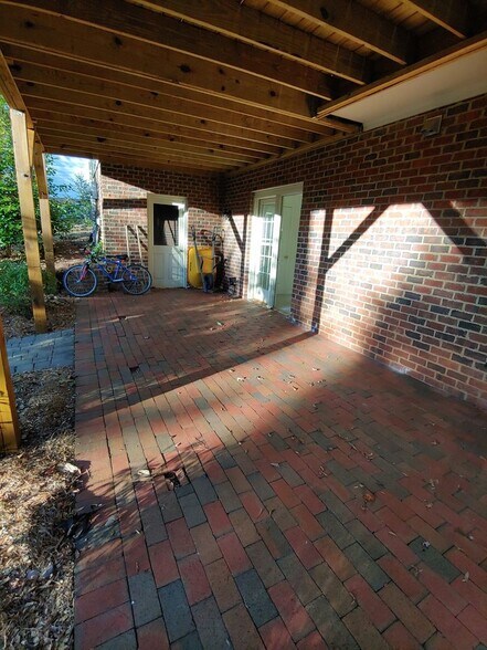 Building Photo - 103 Thornewood Dr