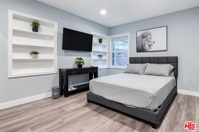 Building Photo - 8345 White Oak Ave