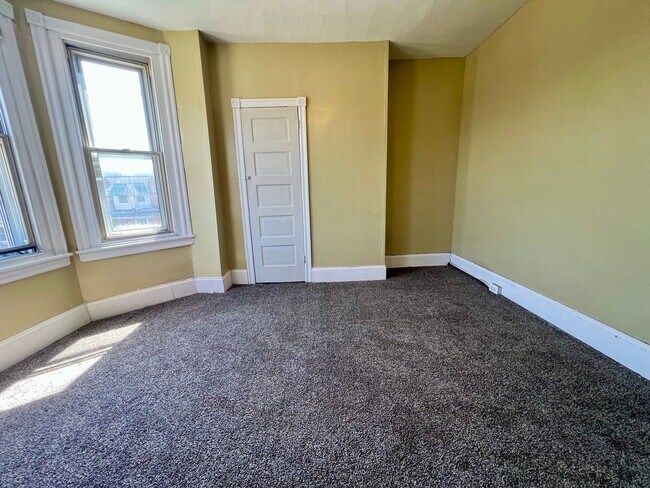 Building Photo - Stunning 3-Bedroom Townhome in Carroll Park! Available NOW!