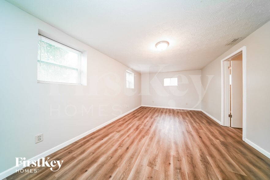 Building Photo - 342 Roxbury Dr