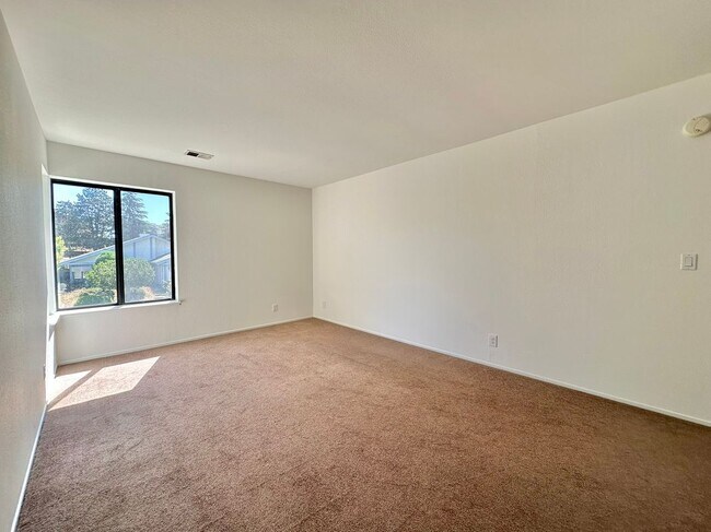 Building Photo - 768 Rose Dr