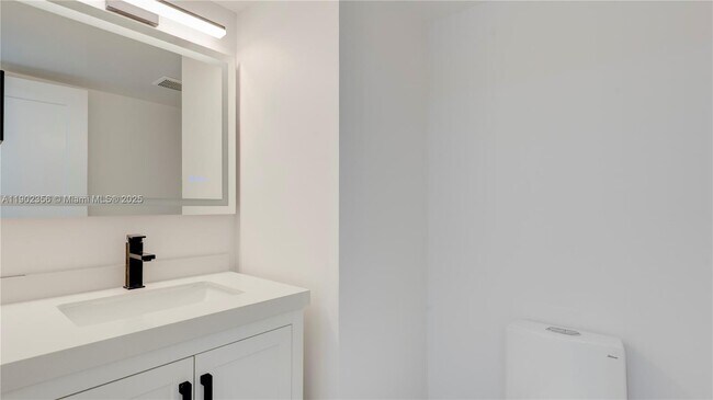 Building Photo - 933 NE 24th Ave