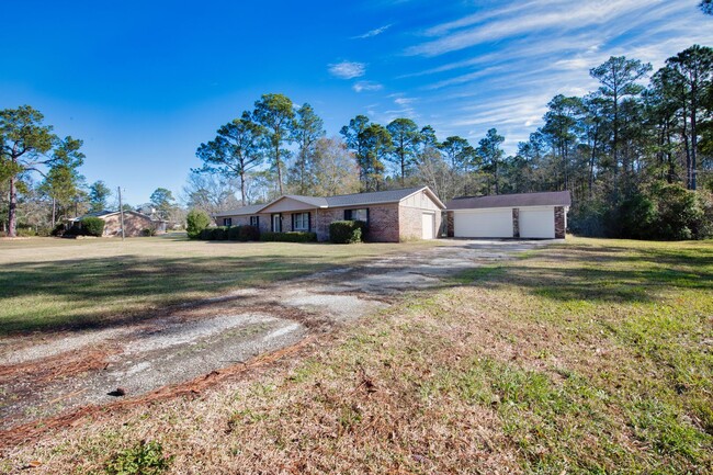 Building Photo - Country living on 2 acres in Cantonment