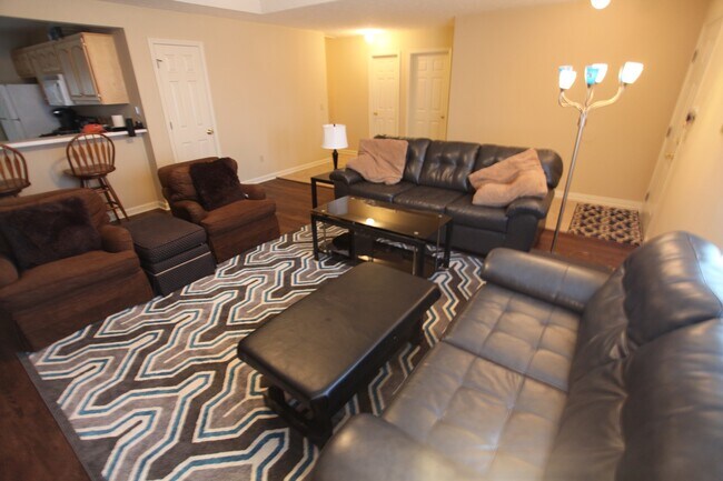 Building Photo - 3B/3B Duplex On Tiger Transit Available August 2026!