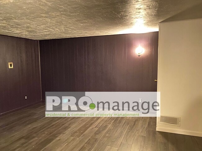 Building Photo - Three bed, one and a half bath townhouse in Idaho Falls