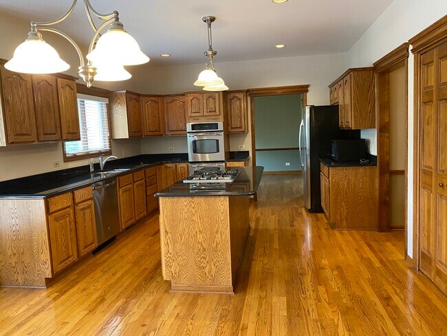 Building Photo - 1360 Hunter Cir