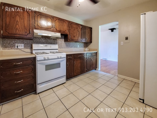 Building Photo - 9010 W 101st St