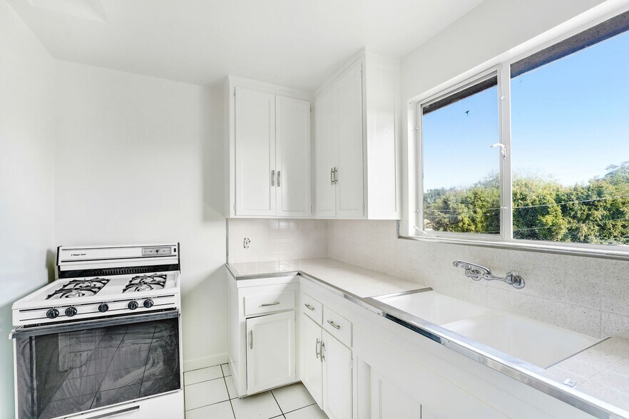 Building Photo - 3144-3152 S. Barrington Ave in Mar Vista - Has a Pool!