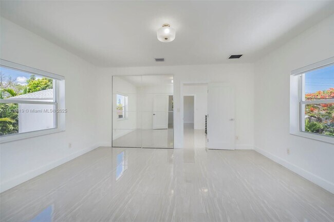 Building Photo - 590 SW 23rd Ave