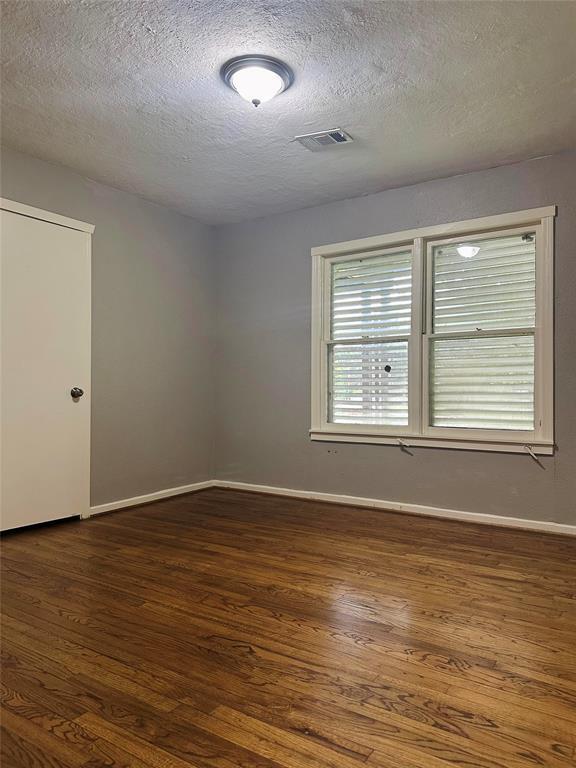 Building Photo - 2303 Oaklawn Dr