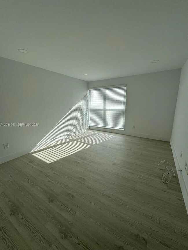 Building Photo - 9280 Fontainebleau Blvd