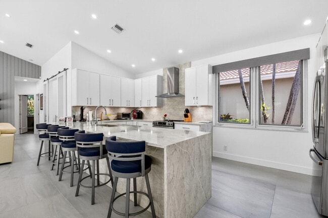 Building Photo - 5063 Ventura Dr