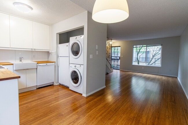 Building Photo - becju03