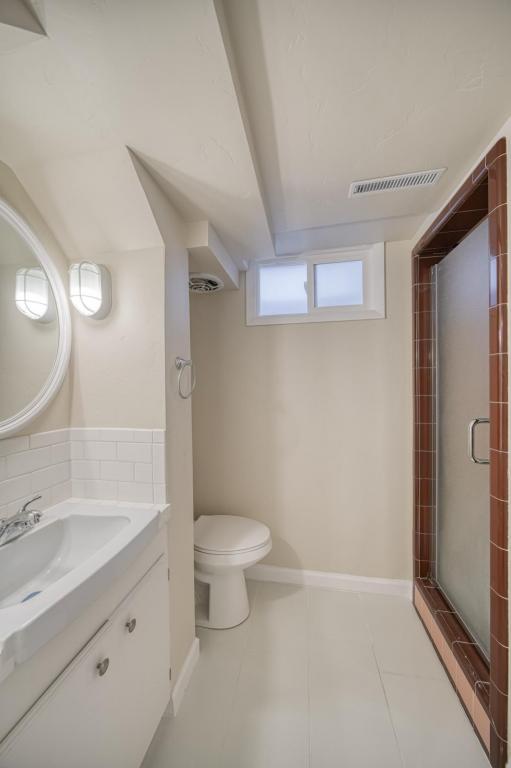 Building Photo - 225 E 25th St