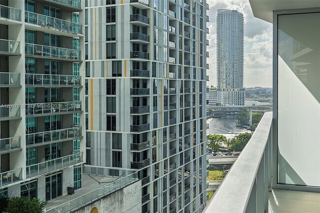 Building Photo - 77 SE 5th St