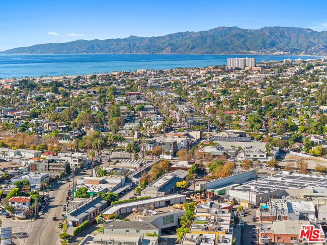 Building Photo - 2100 Abbot Kinney Blvd