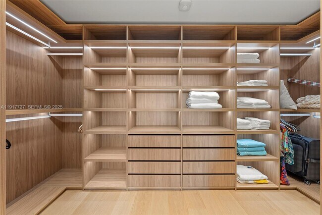 Building Photo - 7916 Fisher Island Dr