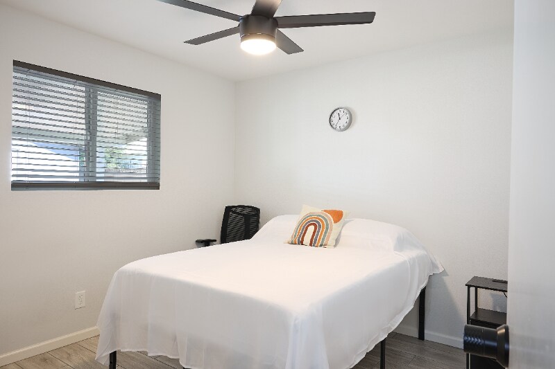 Building Photo - 3011 Pine Tree Dr